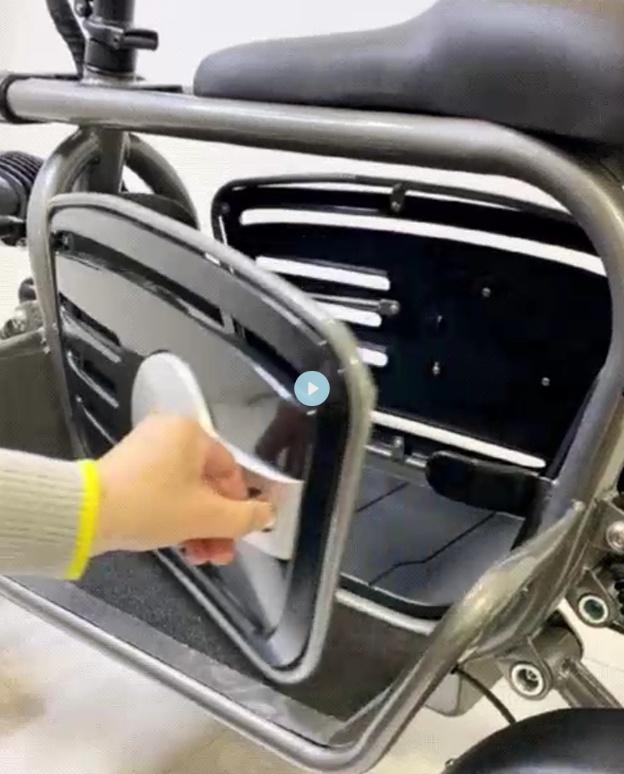 ELEMOs4の荷物スペースはシートの下、左右のステップの間にあります