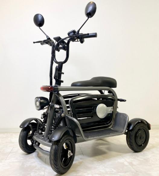 スタンドなどの支えがなくてもELEMOs4は立ち続けています。二輪車と大きく異なる点です