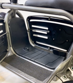 ELEMOs4の左右のステップの間にある荷物を載せるスペース。このかごは縦36～52×横20×高さ32cmの容量があります