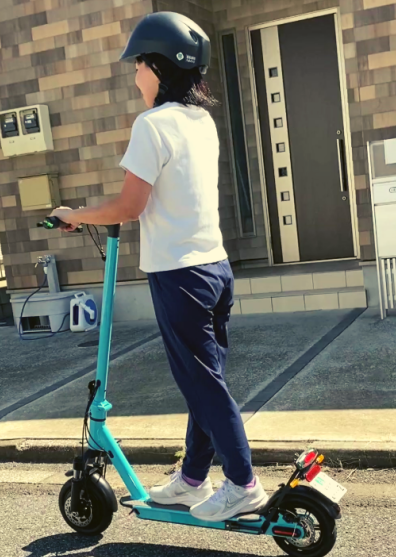 ELEMOsの電動キックボード。ごらんのように荷物を置くスペースはありません。軽快に走ることに特化した乗り物といえます