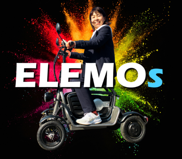 ELEMOs4は四輪なので座って運転できます。この状態で走り出すことができ、この状態で停止できます
