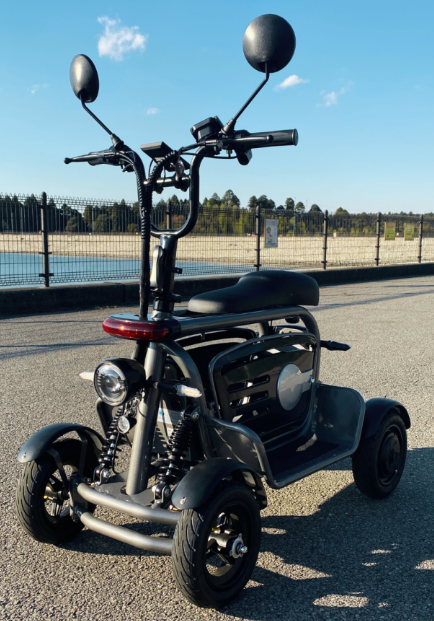 ELEMOs4の外観。高齢の方にも乗ってもらいたいので、あえて若者向けのスタイリッシュなデザインにしました