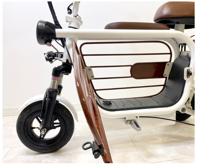 両足の間に大きなカゴがあるイメージです