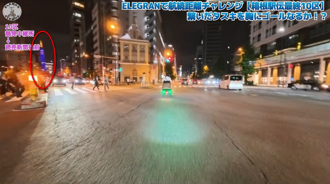 夜の東京タワーを望みながら走行するエレグランG-class MAX