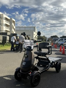 松戸駐屯地展示会に展示したELEGRAN（試乗実施中の案内板付き）